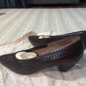 Bandalino Brown Woven Women's Pump, 9 Narrow